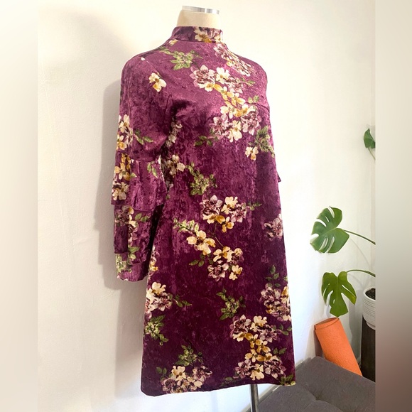 🔅NWOT🔅 Beautiful Fit-n-Flare Purple Velvet Floral Dress 💐💜 - Picture 3 of 6